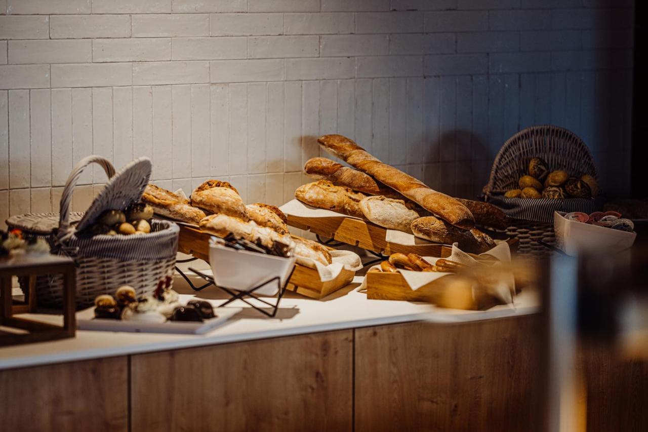 Elements Hotel&Spa Swieradow-Zdroj Ngoại thất bức ảnh Bread at a buffet