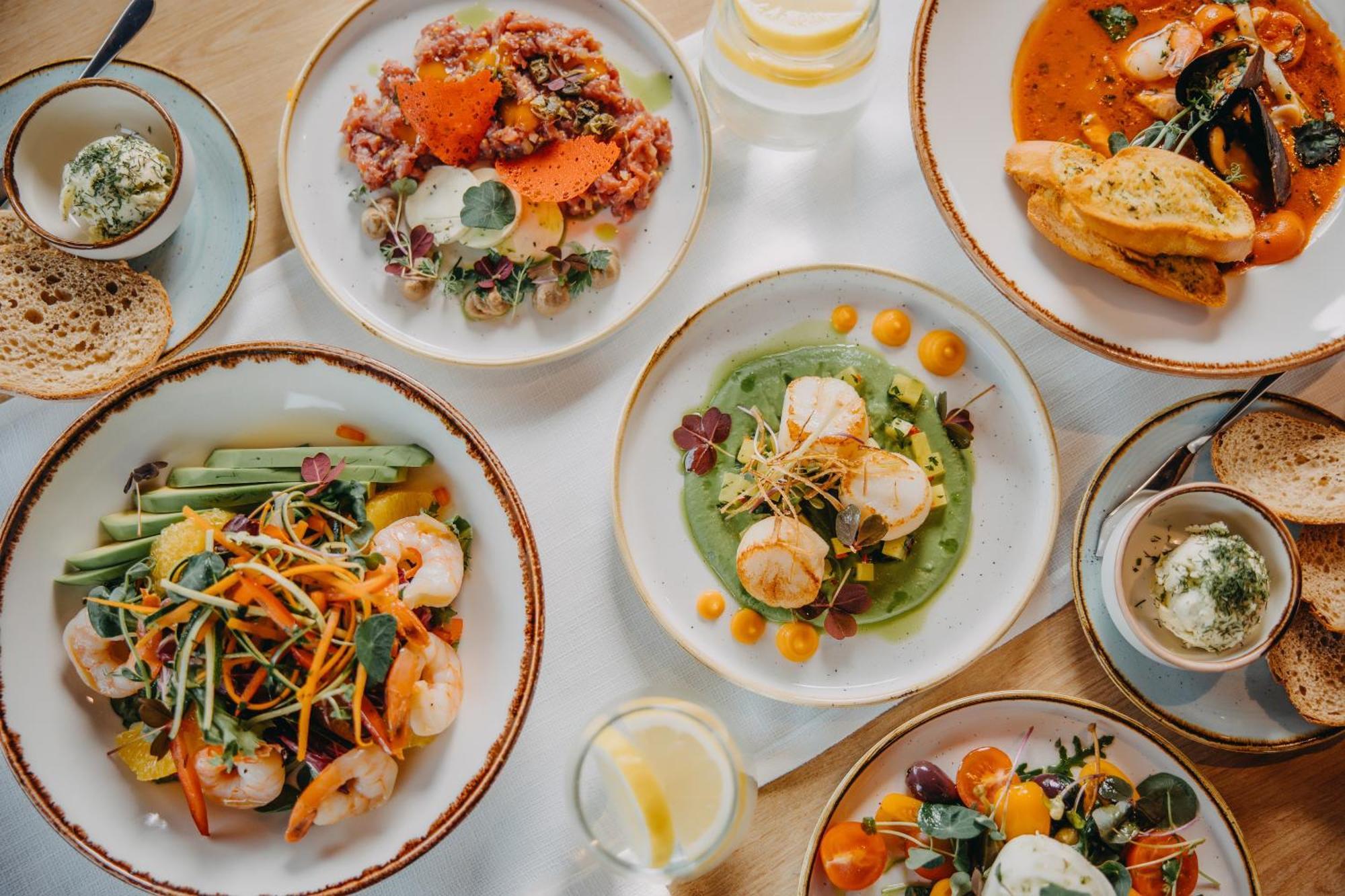 Elements Hotel&Spa Swieradow-Zdroj Ngoại thất bức ảnh Dishes at the restaurant