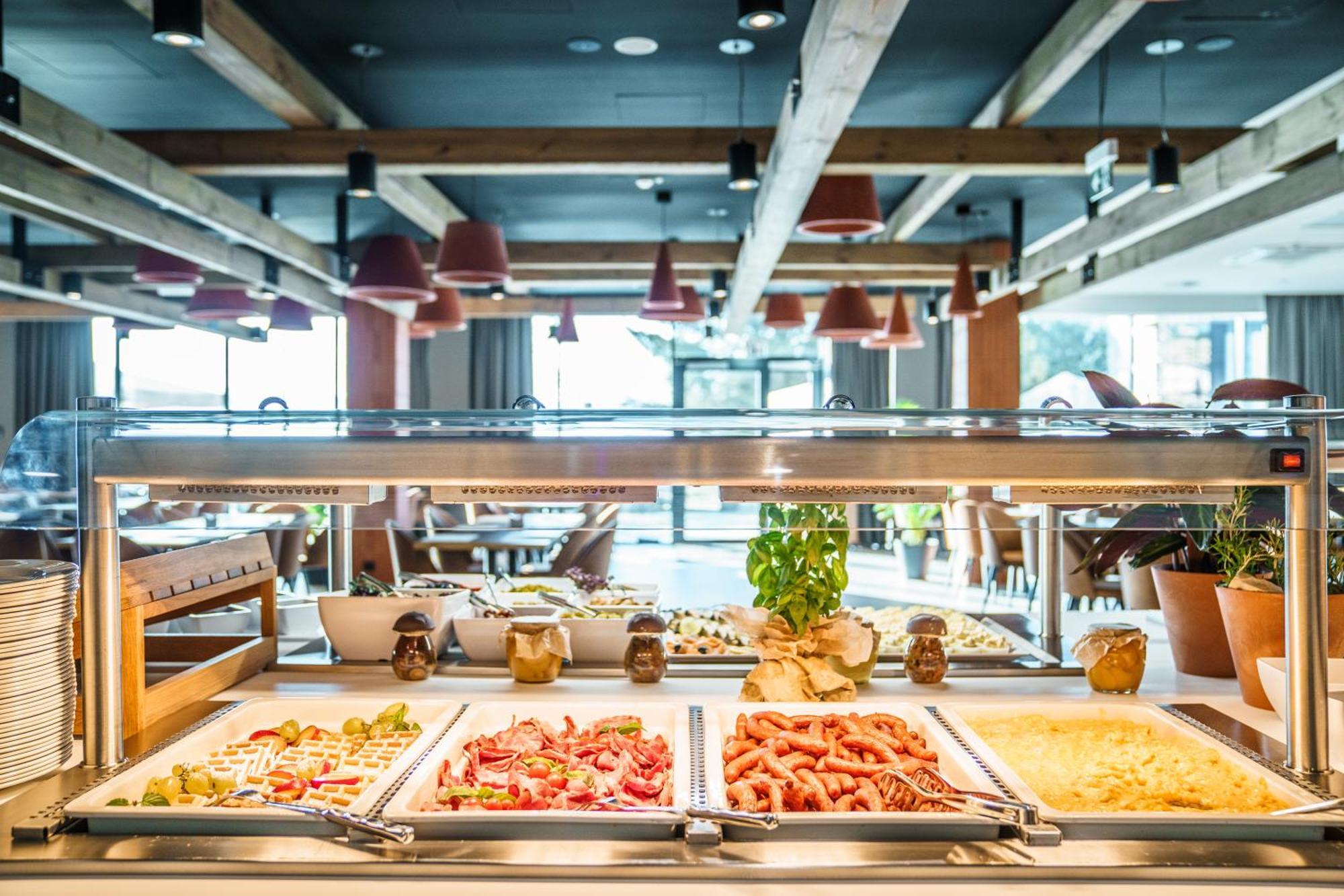 Elements Hotel&Spa Swieradow-Zdroj Ngoại thất bức ảnh A buffet at a restaurant